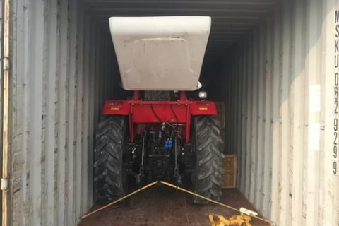 Hongmeng tractors are being loaded into containers and shipped to customers worldwide