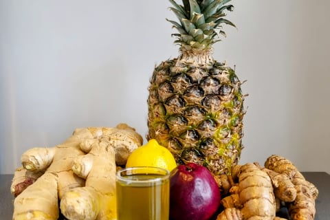 The Raw Root Co. Fresh ingredients : Turmeric, Ginger, Pineapple, Apple, Lemon, Extra Virgin Olive Oil, Black Pepper.