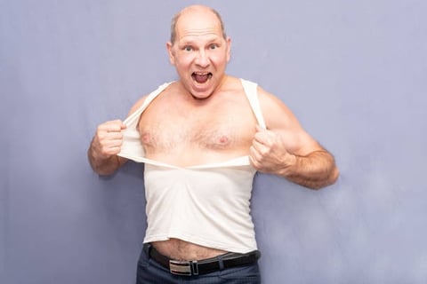 hombre rasgando la camiseta