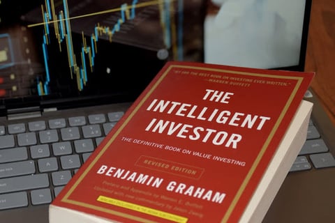 The Intelligent Investor book by Benjamin Graham — a major influence on Warren Buffett