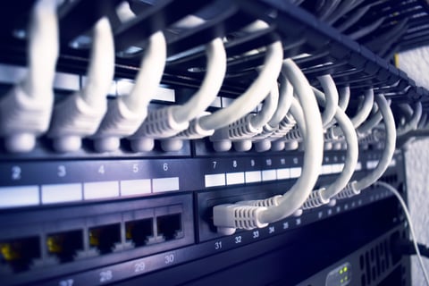 patchera en rack con cables de red conectados