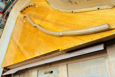 Vernissage piano table d'harmonie