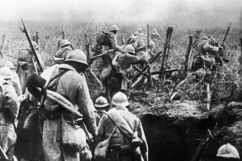Soldats français sortant de tranchée