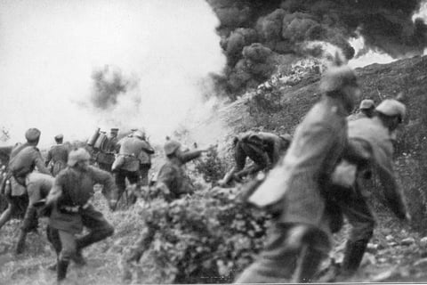 Soldats allemands quittant les tranchées pour attaquer la colline du Toter Mann (Mort‑Homme), 14–15