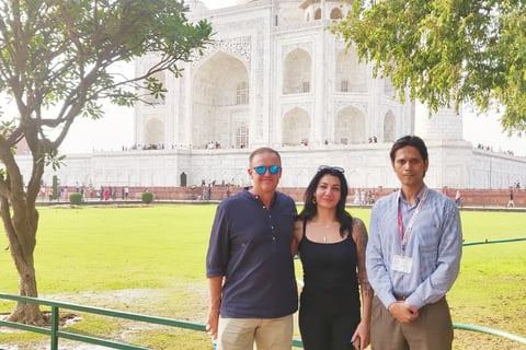 Muzammil leading a tour of Taj for Andy Flower, Zimbabwean cricket coach and a former cricketer