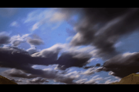 Céu com nuvens levemente carregadas
