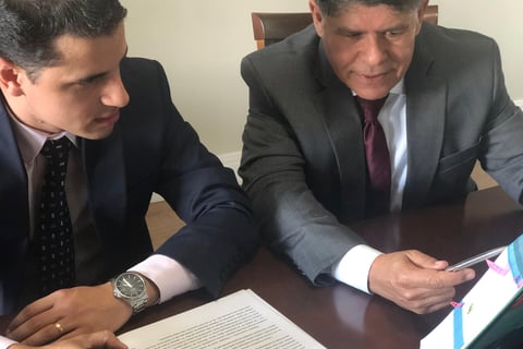 Advogados estudando um caso de ação penal, ação cível, ação imobiliária e ação trabalhista