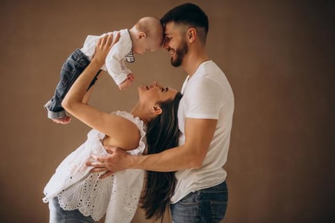 famille heureuse composée de maman, papa et bébé