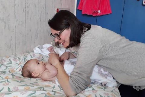 maman heureuse avec son bébé mignon