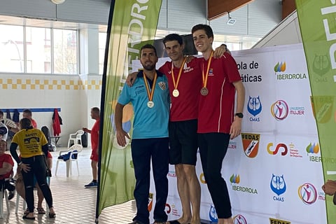 Campeonato nacional apnea indoor españa estática three men standing on a podium with medals