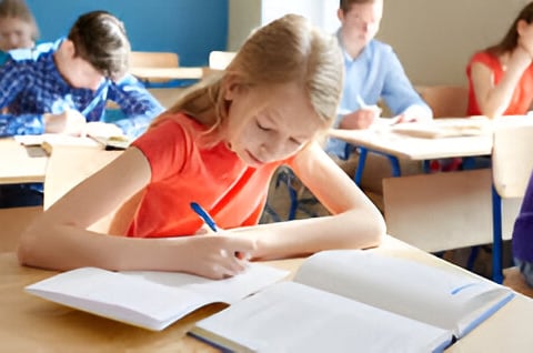 niña estudiando