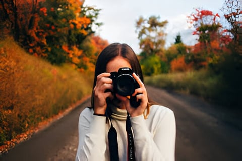 mujer tomando fotos