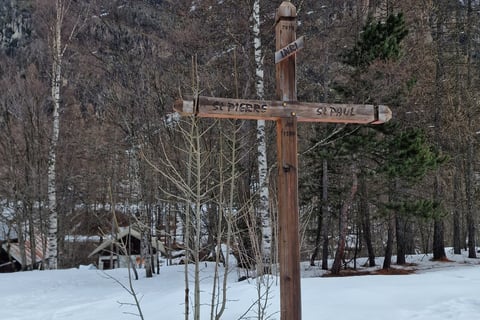 Croix devant la chapelle