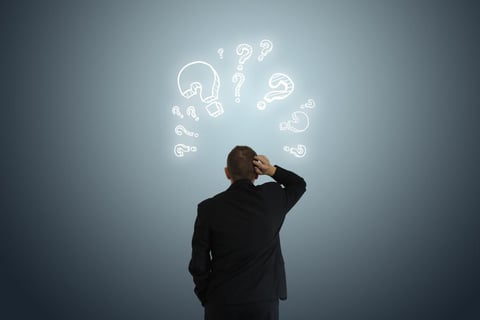 Personne se touchant la tête devant un Quiz difficile