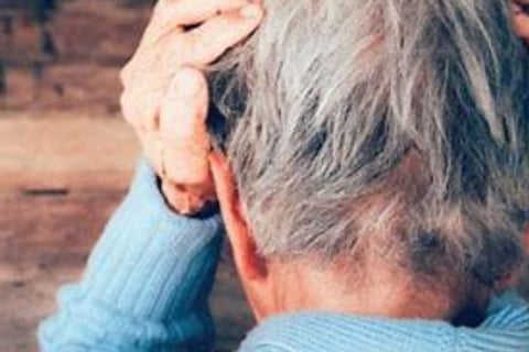 الشيخوخة هي عملية طبيعية للتقدم في السن. الخرف