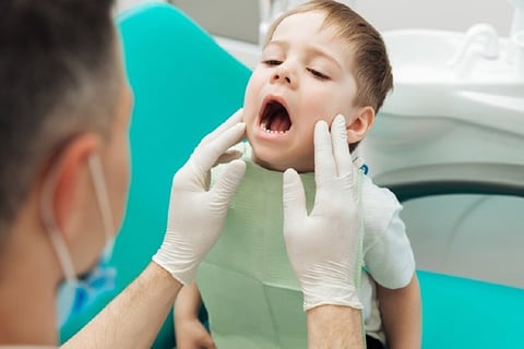 khám răng định kỳ cho trẻ