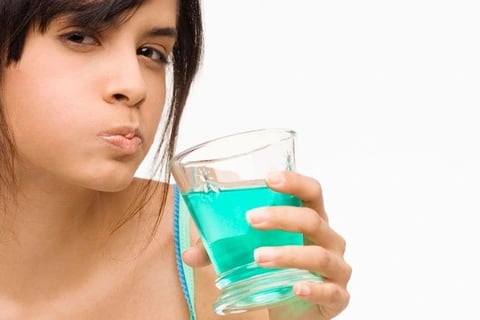 súc miệng nước muối