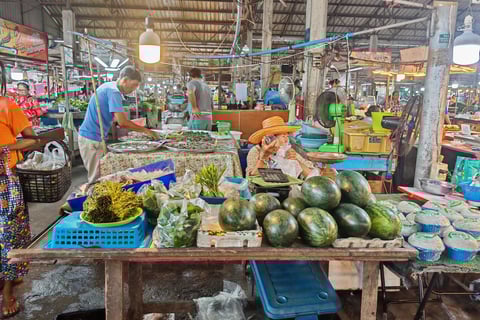 Ruam Charoen Market(ตลาดนัดร่วมเจริญ) à Packnam Chumphon