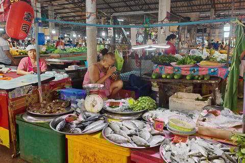 Ruam Charoen Market(ตลาดนัดร่วมเจริญ) à Packnam Chumphon