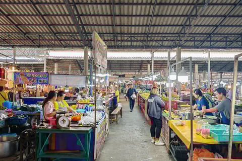 Ruam Charoen Market(ตลาดนัดร่วมเจริญ) à Packnam Chumphon