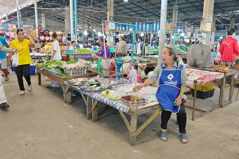 Ruam Charoen Market(ตลาดนัดร่วมเจริญ) à Packnam Chumphon
