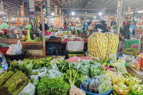 Ruam Charoen Market(ตลาดนัดร่วมเจริญ) à Packnam Chumphon