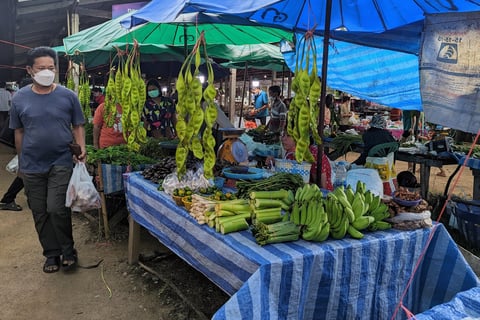 Le marché de Sawi Ying Chaoren (ตลาดนัดยิ่งเจริญ)