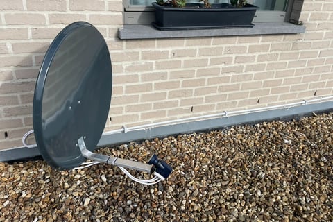 Parabole avec pied mural