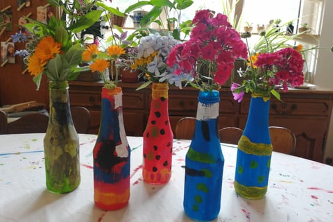 bricolage d'enfants inspiré de la nature, vase décoré à la peinture, fleurs colorées