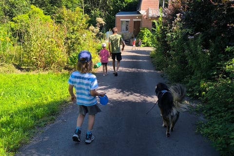 retour au Jardin des Mélodies après une balade dans les bois, groupe d'enfants et chien