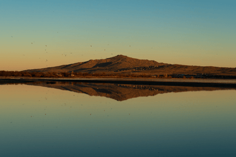 montanha e lago simetria perfeita