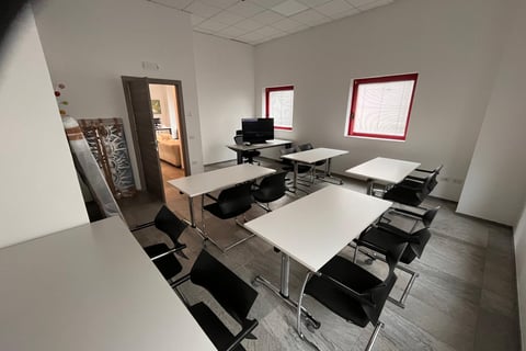 Un aula en una escuela de vuelo con equipamiento moderno para la formación teórica de pilotos.