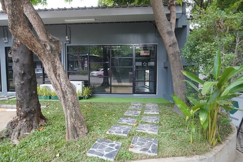 Exterior view of Escorts Media office – chiropractic marketing agency headquarters