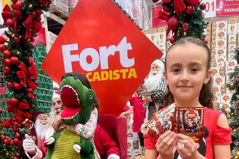 Criança segura foto gerada pelo serviço de foto lembrança em um supermercado.