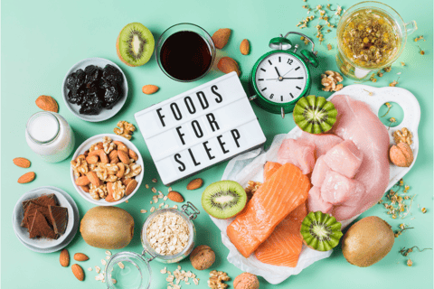 Alimentos que contêm triptofano e a expressão "foods for sleep" ao centro da imagem.