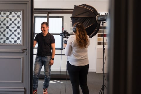 Tournage sur site de film corporate à vitré, avec vidéaste professionnelle