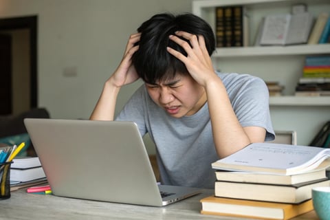 Pessoa olhando para a tela do computador com expressão confusa, simbolizando dificuldade de concentração."