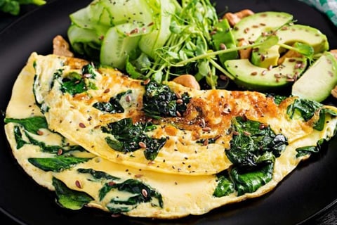 Café da manhã energético com banana, abacate, aveia, ovos e espinafre