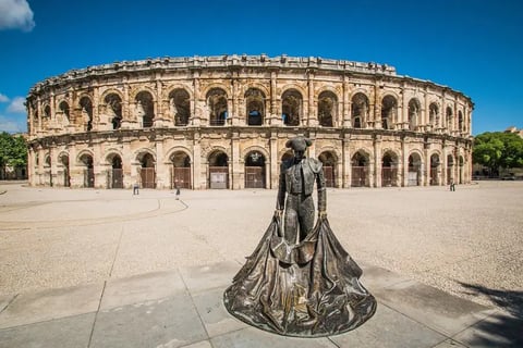 photo des arènes de nimes avec l'equipe solufy agence web a Nimes avec optimisation SEO et SEA