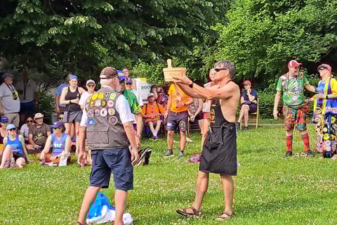 Hash circle with large drinking vessel presentation
