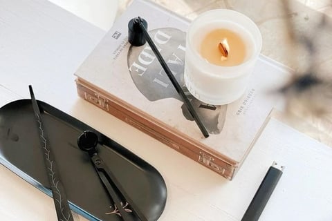 bougie en combustion, avec un coupe mèche et un entonnoir pour éteindre la bougie