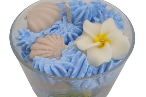 fancy scented candle with the monoi fragrance of the pacific ocean