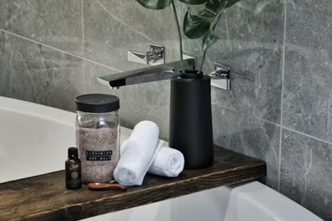 Porte savon sur une baignoire îlot