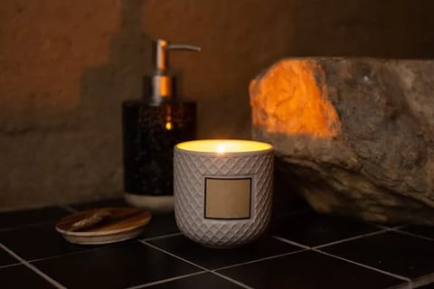 bougies en ceramique, carrelage foncé, ,tons neutres dans salle de bain