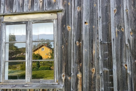 A 215 years old wood house painted with natural and protectives ingredients