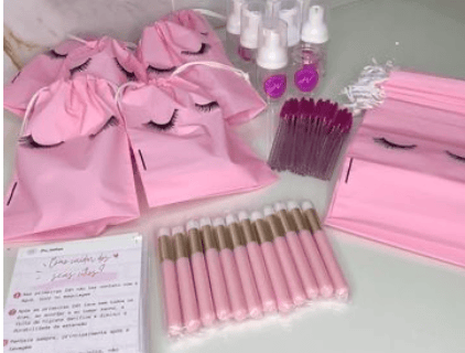 Kit de beleza com escova de cílios, shampoo neutro e travesseiro de seda para cuidados pós-extensão.