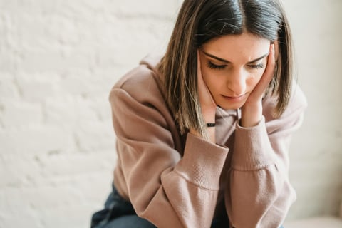 femme qui réfléchit