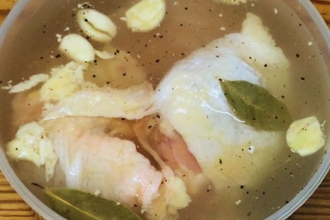chicken in brine with bayleaves for pulled chicken