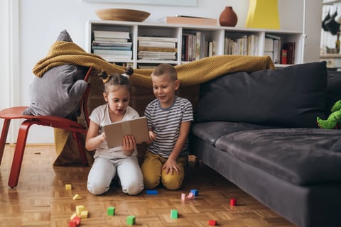 Enfant montrant fièrement son dessin inspiré d'un livre personnalisé