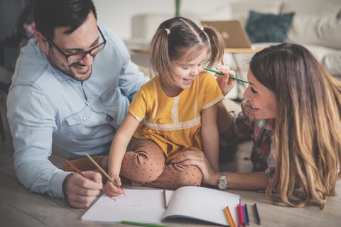 Enfant dessinant ou écrivant sa propre suite d'une histoire inspirée d'un livre personnalisé